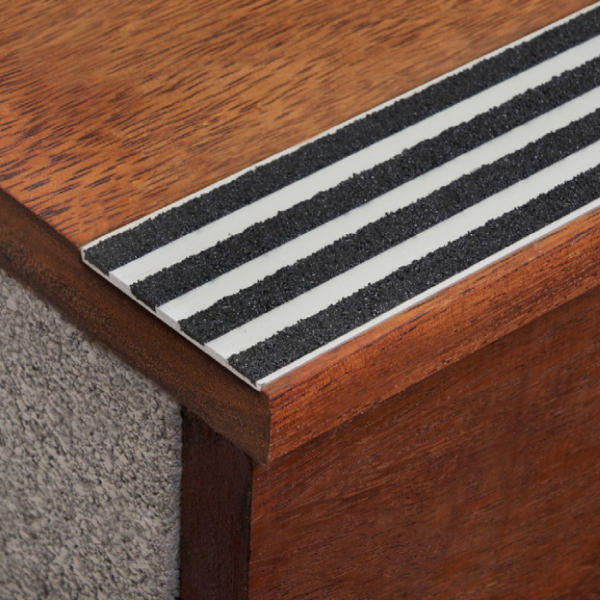 Aluminium Striped Carborundum Safety Stair Nosing